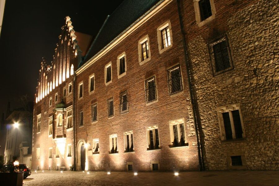 Krakow: Evening Walking Tour with Spooky Stories - The guides make the biggest difference