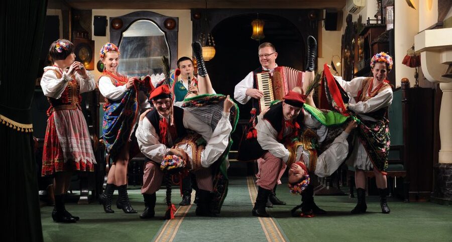 Krakow: Folk Show & 3-Course Dinner at Jama Michalika Café - The first 25-minute show: music, costumes, and regional dance