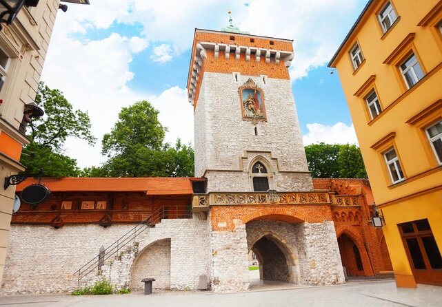 Krakow: Food Tour of 10 Tastings with Pierogi, Vodka & More - Starting at plac Nowy with zapiekanka and vodka