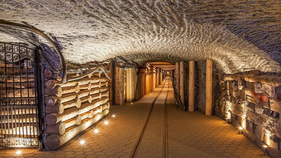 Krakow: Full-Day Auschwitz-Birkenau & Salt Mine Guided Tour - Wieliczka Salt Mine: art below the surface