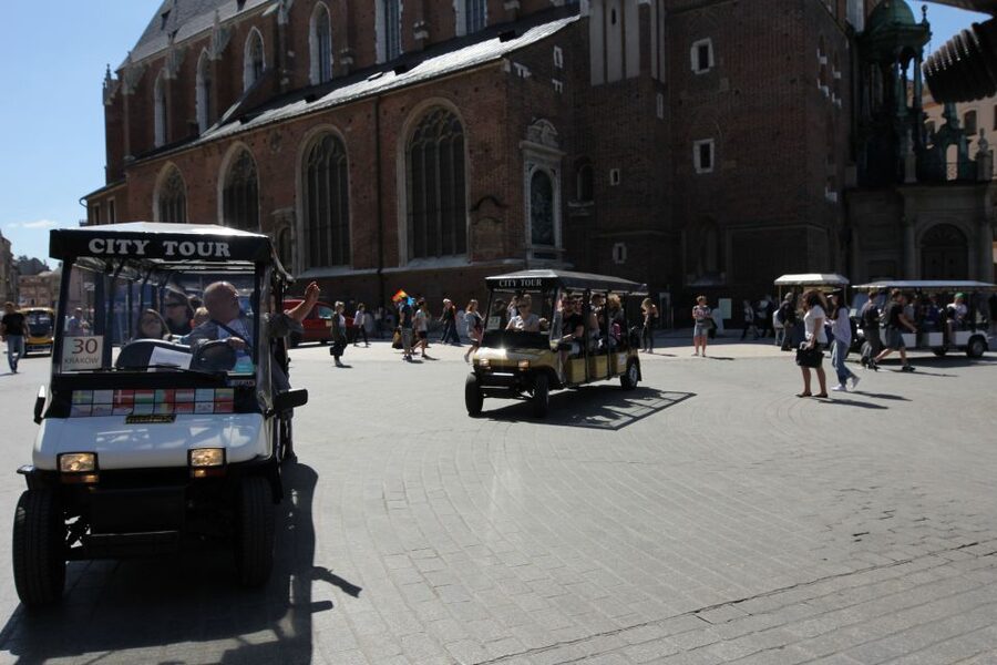 Krakow: Full Tour Regular 1.5h guided city tour by E-Cart - Who will get the most from this tour?