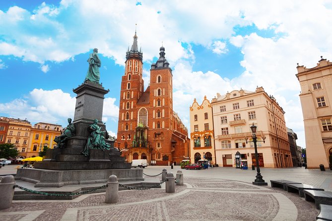 Krakow: Guided Sightseeing Tour by golf cart/buggy - Old Town: Krakow’s essential first look