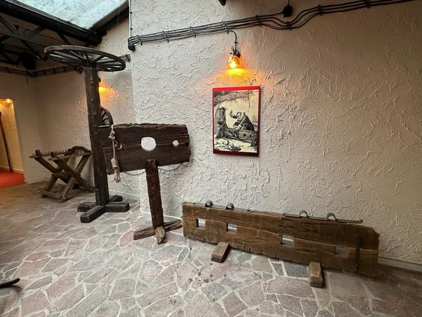 Kraków: Guided Tour of the Torture Museum - The first stage: medieval punishment