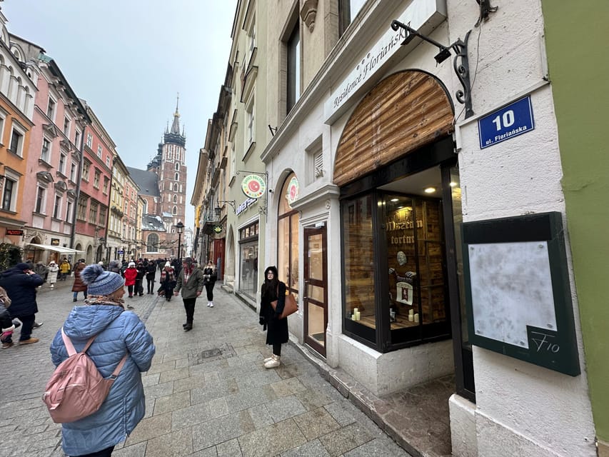 Kraków: Guided Tour of the Torture Museum - Group size, language, and timing