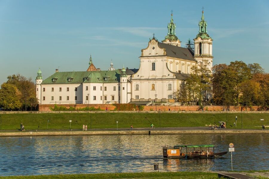 Krakow: Guided Wawel Tour, Lunch, and Vistula River Cruise - Who should book this five-hour combination tour?