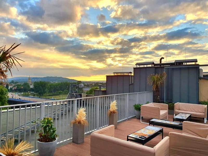 Krakow: Hidden Rooftop Bar Reservation with 1 Cocktail - Finding the rooftop above Holiday Suites Cracow