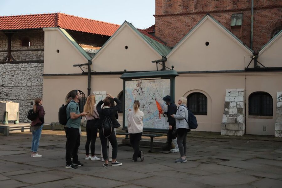 Krakow: Jewish Quarter and Former Ghetto Tour - The Jewish cemetery and the weight of continuity