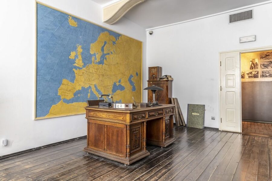 Krakow: Jewish Quarter and Schindler's Factory Guided Tour - The move from neighborhood history to wartime Krakow