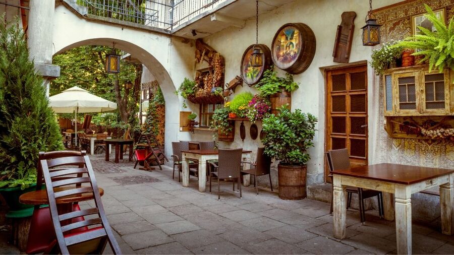 Krakow: Kazimierz Jewish District Private Guided Tour - Remu Synagogue and the old cemetery
