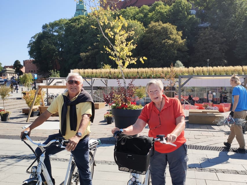Krakow: Multilingual Tour On Electric Bikes - The audio guide and group leader