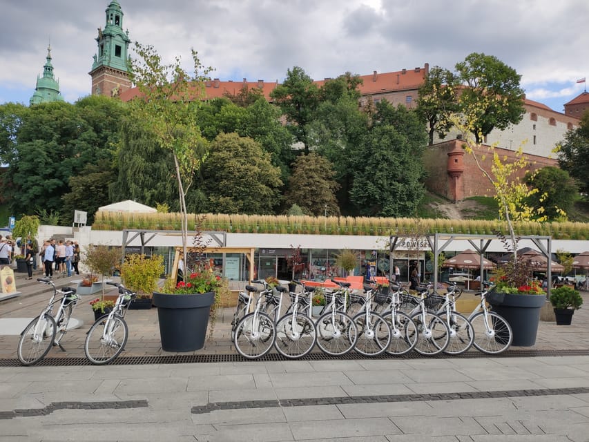 Krakow: Multilingual Tour On Electric Bikes - Small groups and the pace of the ride