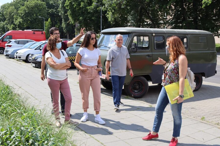 Krakow: Nowa Huta Guided Tour in Vintage Car - What the guide adds to the experience