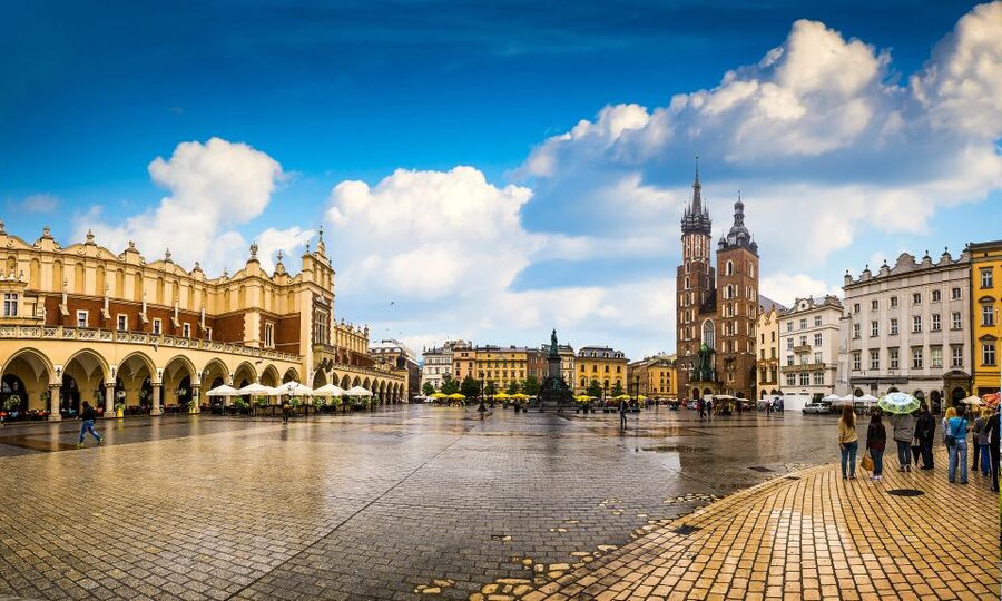 Krakow: Old Town Highlights Private Walking Tour - How the private format affects the experience