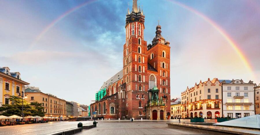 Krakow: Old Town Highlights Private Walking Tour - Reading the Main Market Square