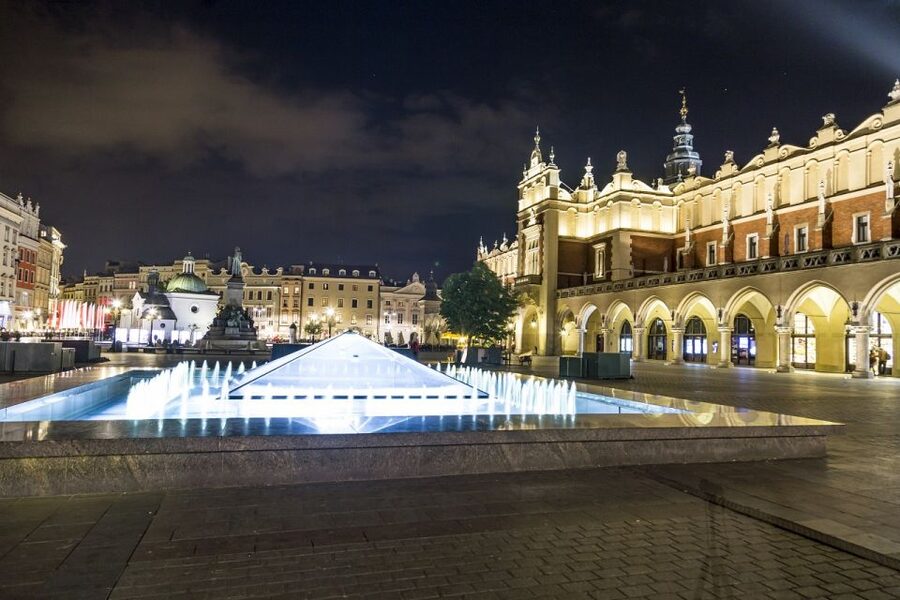 Krakow: Old Town Rynek Underground Entry and Guided Tour - Meeting beneath the Cloth Hall