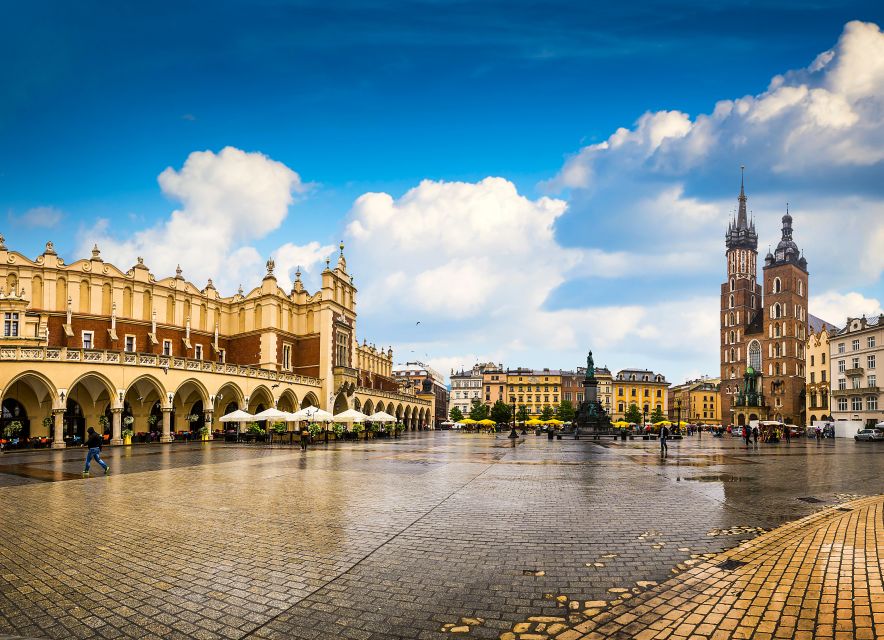 Krakow: Old Town Rynek Underground Entry and Guided Tour - Following the archaeological remains