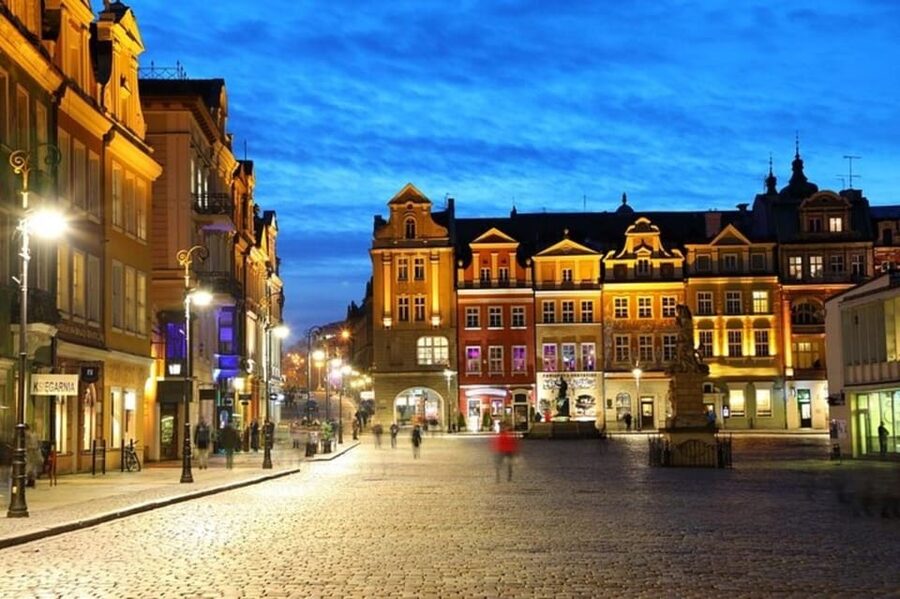 Krakow : Old Town Walking Tour With A guide - St. Mary’s Basilica and the Cloth Hall