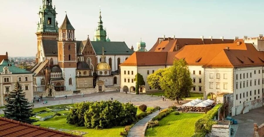 Krakow : Old Town Walking Tour With A guide - Wawel and the royal route