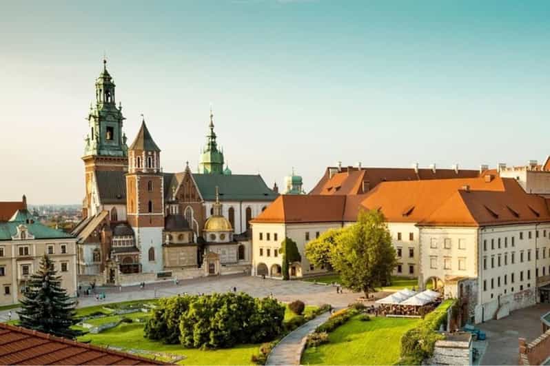 Krakow : Old Town Walking Tour With A guide - What the guide adds to the walk