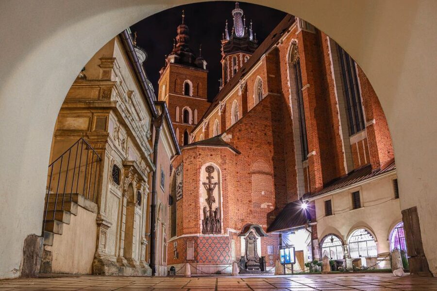 Kraków: Old Town & Wawel Castle Walking Tour in English - Starting at St. Florian’s Gate and the Barbican