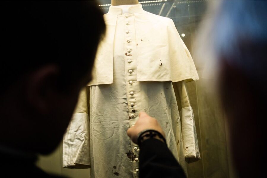 Krakow: Pope John Paul II Guided Tour with Home & Sanctuary - Should you book it?