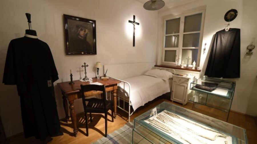 Krakow: Pope John Paul II Guided Tour with Home & Sanctuary - Drivers, audio guides, and the group format