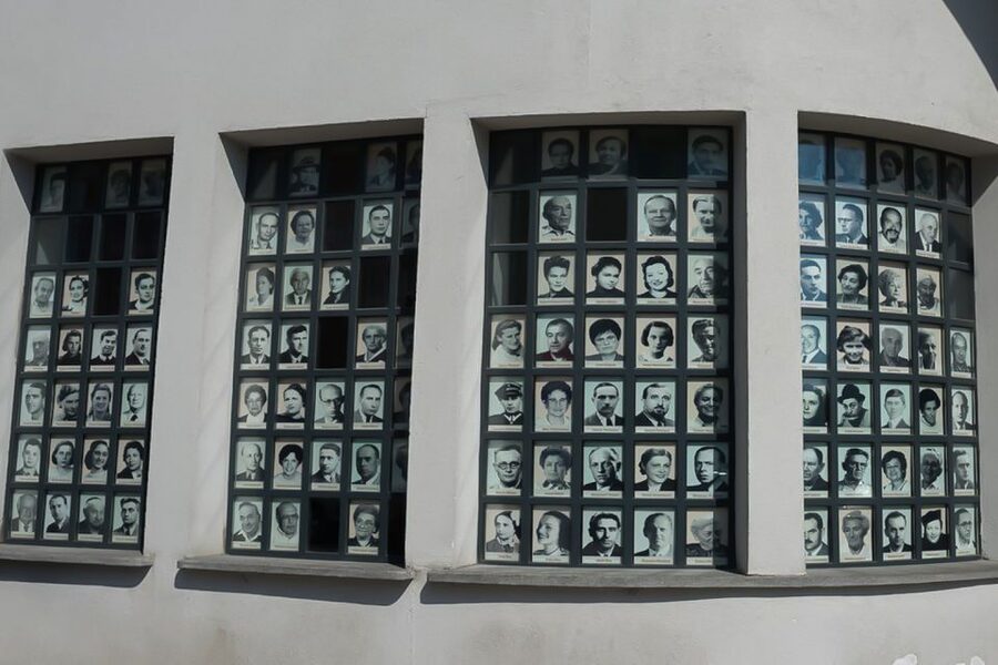 Krakow: Schindler's Factory & Ghetto Guided Tour - Timing, group size, and the three-hour reality