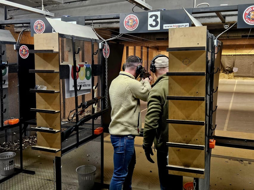 Krakow: Shooting range with hotel pickup - Arriving at BIG GUN Strzelnica