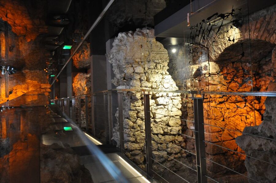 Krakow: Skip the Line Underground Museum and Old Town - Two hours below Market Square