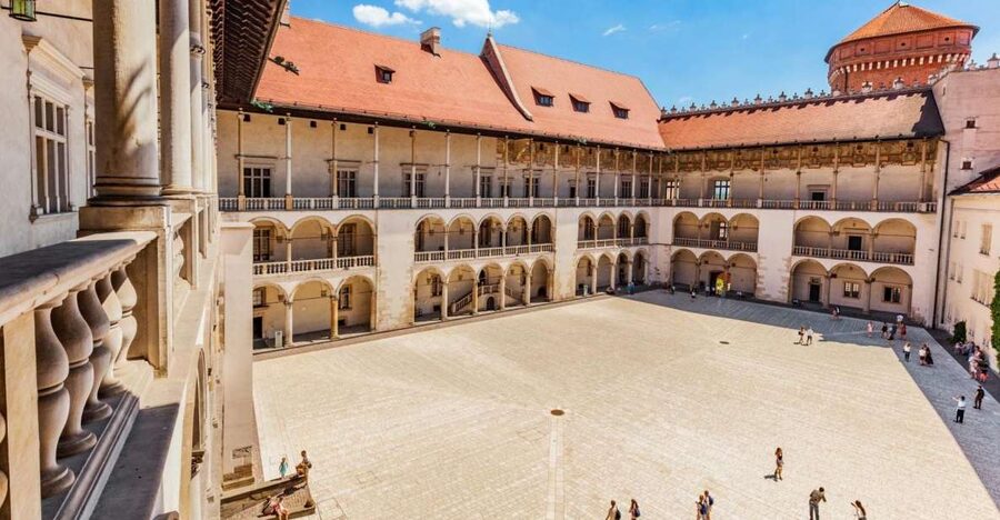 Krakow: Skip-the-Line Wawel Castle and Hill Guided Tour - Meeting your guide at Wawel Hill