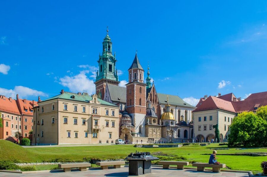 Krakow: Skip-the-Line Wawel Castle & Old Town Guided Tour - Main Market Square and St. Mary’s Basilica