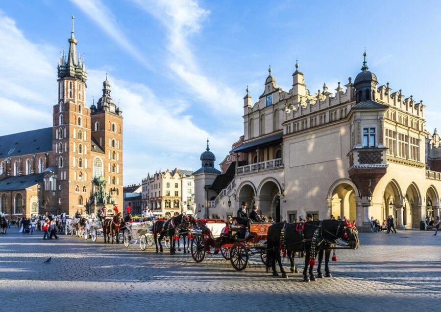 Krakow: St. Mary's Basilica visiting with short guided walk - A short walk into Krakow’s medieval center