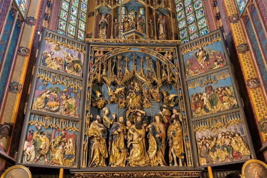 Krakow: St. Mary's Basilica visiting with short guided walk - Why the two towers matter