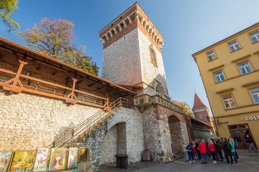 Krakow: St. Mary's Church and Rynek Underground Museum Tour - Who should take this three-hour tour?