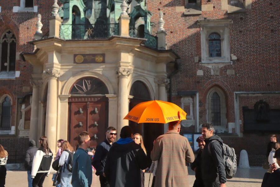 Krakow: The Old Town Walking Tour - Reaching Wawel Castle after 150 minutes