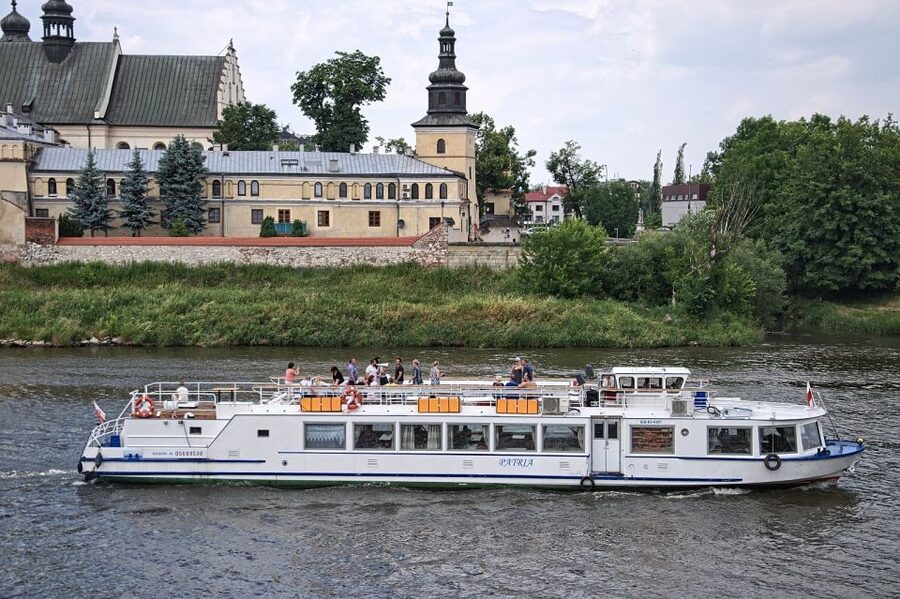 Krakow: Vistula River Panoramic Boat Tour ️ - Finding the pier below Wawel Castle