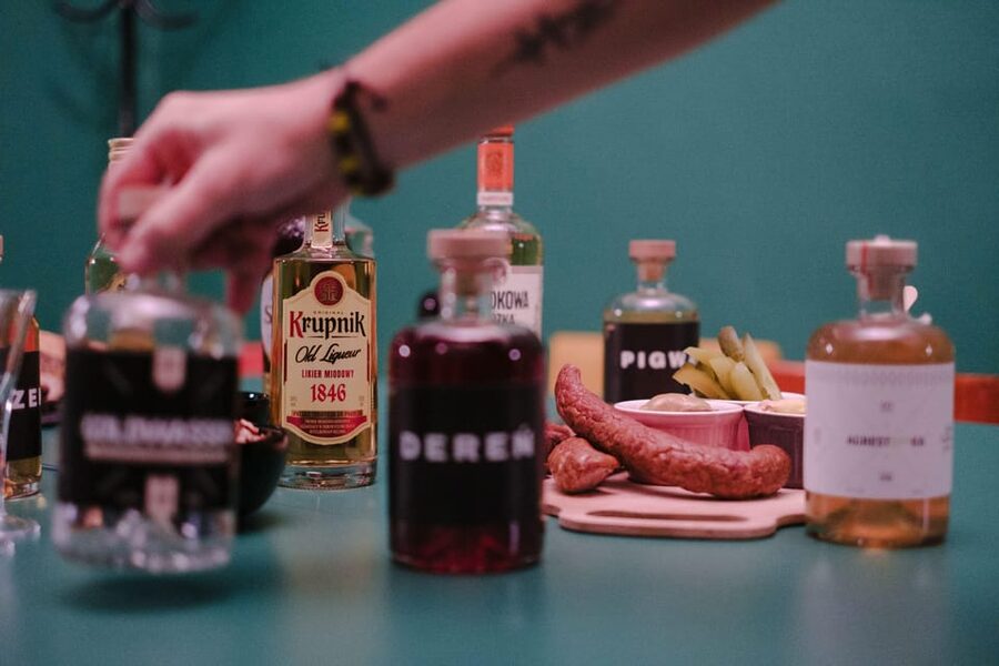 Krakow: Vodka Tasting in Hidden Bar - The first pours: learning how Polish vodka differs