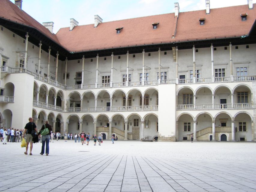 Krakow: Wawel Castle Guided Tour - The 100-meter walk to the top of Wawel Hill