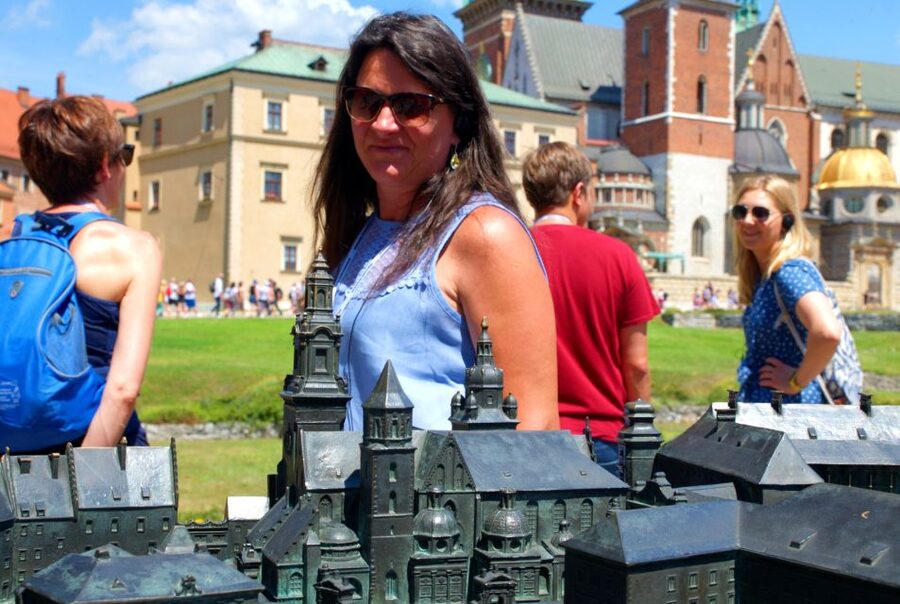 Krakow: Wawel Castle Guided Tour with Entry Tickets - Entering the royal interiors