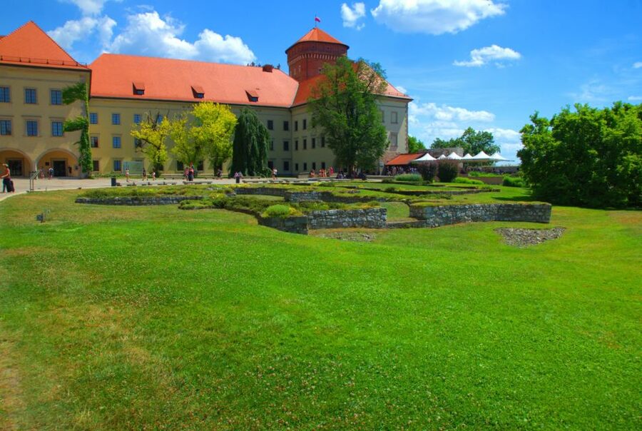 Krakow: Wawel Castle Guided Tour with Entry Tickets - Is $35 good value?