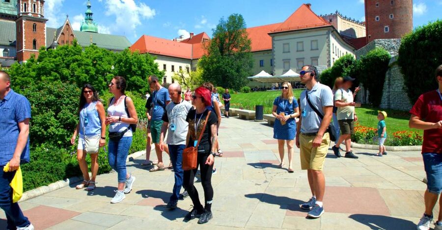 Krakow: Wawel Castle Guided Tour with Entry Tickets - Finding the meeting point on Kanonicza Street