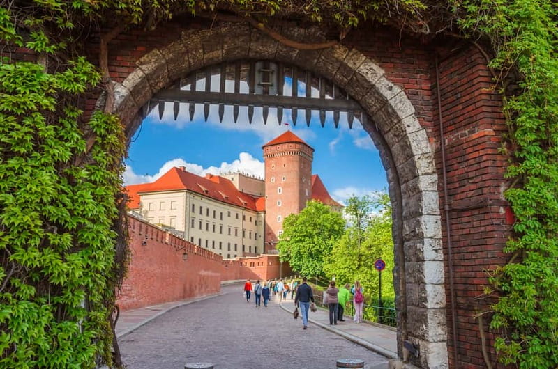 Krakow: Wawel Hill Audioguide Tour - Starting at Bracka 15 and walking toward Wawel