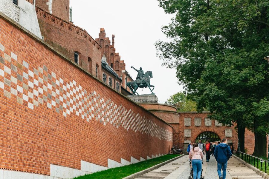 Krakow: Wawel Royal Hill with Optional Castle and Cathedral - The guides make the biggest difference