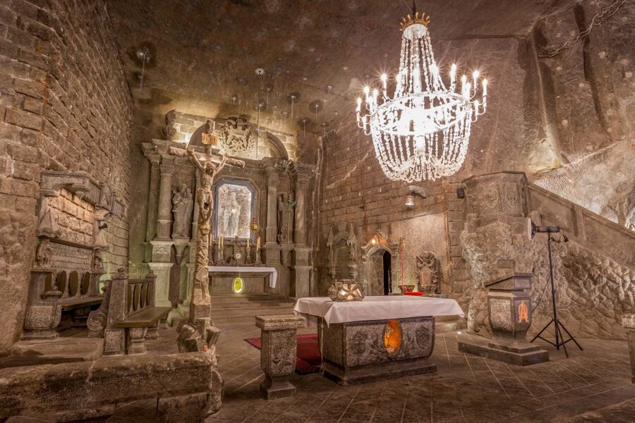 Kraków: Wieliczka Salt Mine Guided Tour with Hotel Pickup - The 327-meter descent and the cool underground air