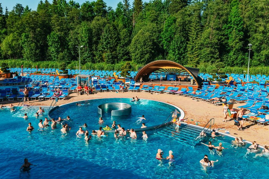 Krakow: Zakopane Tour with Thermal Baths, Cable Car & Pickup - Chochołów’s wooden houses and Highland flavors