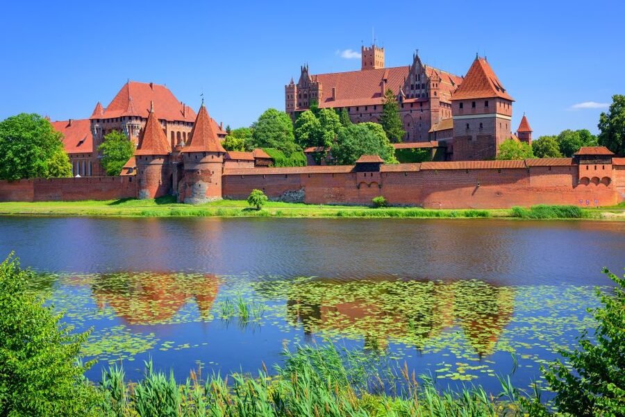 Malbork Castle Tour: 6-Hour Private Tour - Entering the three sections of the fortress