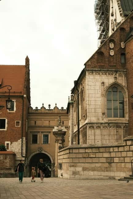 Mysterious Wawel Cathedral and Wawel Courtyard Guided Tour - What the two-hour timing means