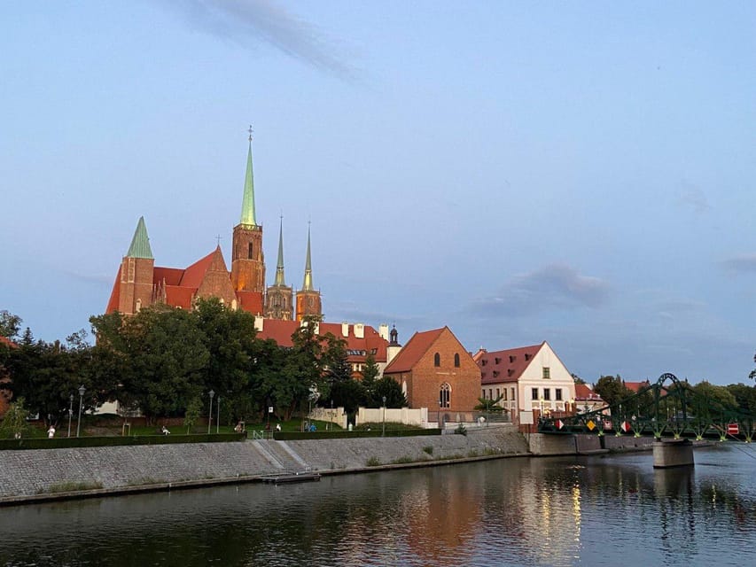 Night tour through Wroclaw - University of Wroclaw and the Fencer Fountain