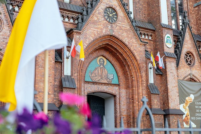 Off the Beaten Track in Warsaw: Private City Tour - The Praga street orchestra and its local character