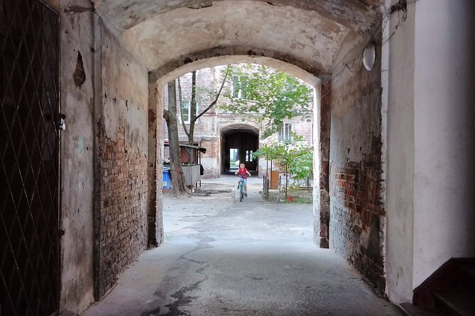 Offbeat Warsaw: Explore the Edgy & Artsy Praga District - Mała and the Warsaw of The Pianist